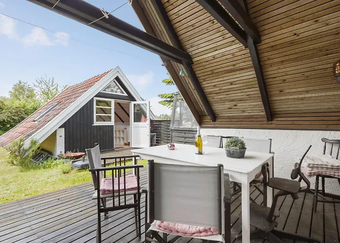 3 Bedroom Beautiful In Ferienhaus *
