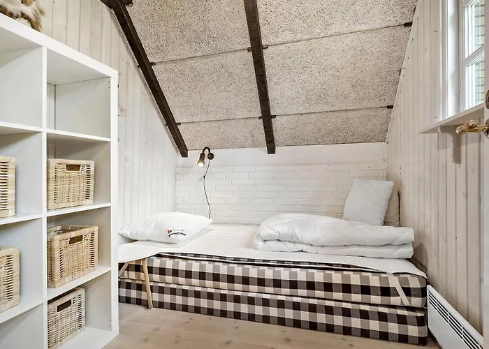 3 Bedroom Beautiful In Ferienhaus *